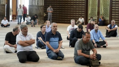 "15 Temmuz Şehitleri Anısına İstanbul Camileri Dolu Taşan Bir Vefayı Yaşadı!"