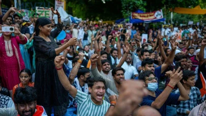Hamamböceği Demokrasisi: Tehditkar Yöntemlerle Silahsız Mücadele!