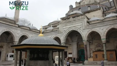 İstanbul'un Merkezinde İki Minareli Renkli Taşlarla Süslü Cami Keşfedilmeyi Bekliyor!
