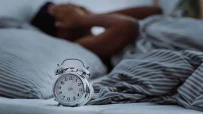 Bilim insanları yanıtladı: Hafta sonu fazla uyumak uykusuzluğu telafi ediyor mu?
