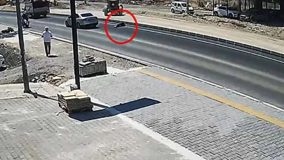 Kadına Çarpan 16 Yaşındaki Ehliyetsiz Sürücünün Kaza Anı Güvenlik Kamerasına Yansıdı