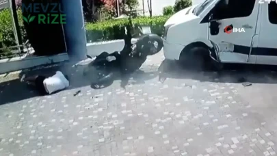 Manavgat'ta Motosikletle Tur Minibüsüne Çarpan İki Kişi Yaralandı