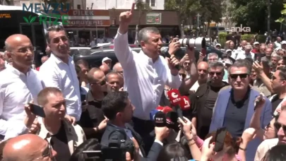 Özgür Özel Niğde'de bir bankın üzerinde: 'Beni buraya sarayın gücü çıkarmadı'