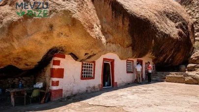 Meksika'daki Yenilik: 850 Tonluk Kayanın Altında Eşsiz Bir Ev Tasarlandı!