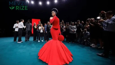Paris Haute Couture'da Ünlüler Şöleni: Bad Bunny, Sabrina Carpenter ve Cardi B Sahne Aldı!