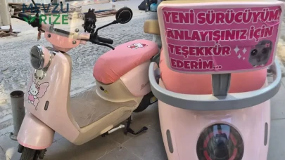 Pembe motosiklete astığı mesaj dikkat çekti: Trafikte görenler dönüp bir daha baktı
