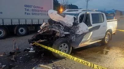 Artvin Hopa'da Feci Kaza: Kamyonet Tıra Çarptı, Bir Kişi Hayatını Kaybetti