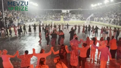 Karadeniz'de Yağmura Rağmen Coşkulu Horon Zamanı!