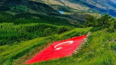 Kelkit Vadisi'nde Dev Türk Bayrağı Yenilendi: Simgesel Değeri Artarak Devam Ediyor!