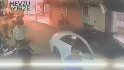 İzmir'de vahşetin görüntüsü ortaya çıktı! Hareket halindeki araca koşup bıçakladı