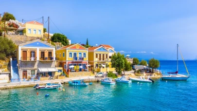 Ege'nin En Romantik Adasına Yolculuk: Rengârenk Neoklasik Evleri ve Meşhur Karidesiyle Simi