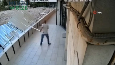 Avcılar’da Bahçe Duvarından Tırabzanları Çalan Hırsızlar Güvenlik Kamerasına Yansıdı