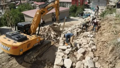 Bitlis Belediyesi'nden Mahallelerde Yoğun Mesai! İstinat Duvarı ve Parke Çalışmaları Sürüyor
