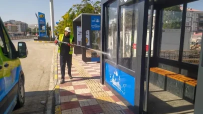 Van'da Otobüs Durakları Düzenli Olarak Yıkanıyor ve Dezenfekte Ediliyor