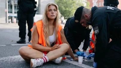 Almanya'da Elini Yere Yapıştıran Aktivist Anja Windl Kimdir, Neden Gündemde?