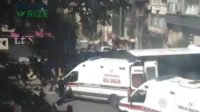 Fatih'te İETT otobüsü caddeye dönüş yapan ambulansla çarpıştı: Çok sayıda yaralı var