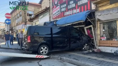 Minibüs Kontrolden Çıktı: Park Halindeki 5 Araca Çarpıp Çay Ocağına Girdi!