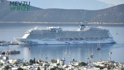 335 Metrelik dev yolcu gemisi limanda: Binin üzerinde turist ilçeye geldi!
