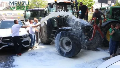 Süt Üreticileri Hakkını Arıyor: Tankerlerle Yola Dökülen Yüzlerce Litre Süt Tepkileri Tavan Yaptı!