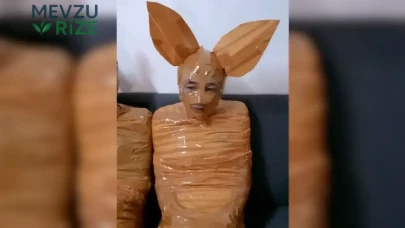 Endonezya'da bir adam evine girmeye çalışan hırsızları kendi yöntemleriyle etkisiz hale getirdi