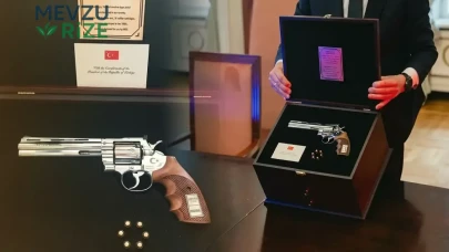 Liderlere özel hazırlanan revolver ortaya çıktı: Cumhurbaşkanı Erdoğan'ın hediye tabancası Litvanya'da sergilendi