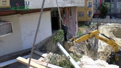 Küçükçekmece'de İnşaat Sahasında Merdivenin Çökmeleri Alarm Yarattı!