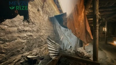 Kars Akyaka'da Şiddetli Yağışlar Eski Ahırı Yerle Bir Etti: İçeridekiler Son Dakikada Kurtuldu!