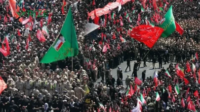 İran'da Tarihi Veda Töreni: Milyonlar Hamaney için Bir Araya Gelirken, Ahmedinejad'ın Gizemli Görüntüsü Ortaya Çıktı!