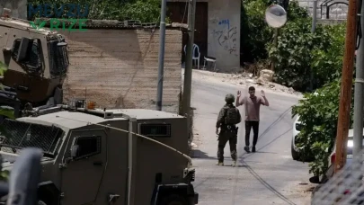 İsrail Askerleri Batı Şeria'da 22 Filistinliyi Yakaladı