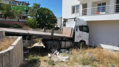 Kırıkkale'de Freni Boşalan TIR, İnşaat Halindeki Apartmana Çarparken Anbean Kaydedildi!