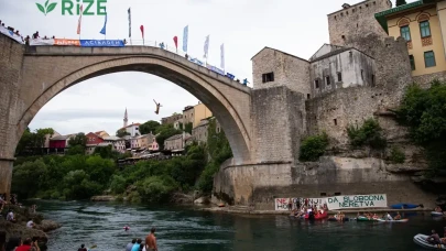 Mostar'daki 460 Yıllık Gelenek Devam Ediyor: 34 Sporcu, Neretva Nehri'ne Atlama Geleneğini Sürdürüyor