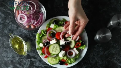 Salatada Gizli Tehlike: O Tek Malzeme Mide Ekşimesine Neden Oluyor!