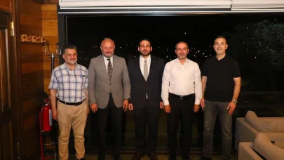 AK Parti Rize Merkez İlçe'den "Ahde Vefa" Buluşması: Eski ve Yeni Başkanlar Aynı Masada