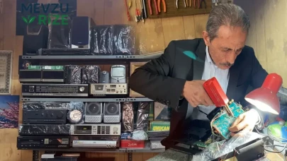 74 Yaşındaki Elektronik Ustası, 50 Yıllık Radyoları ve Gramofonları Yeniden Hayata Döndürüyor