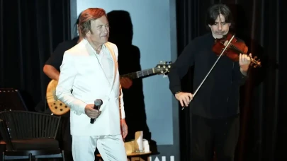 Erol Evgin, Bodrum’da Unutulmaz Akustik Performansla Hayranlarını Büyüledi!