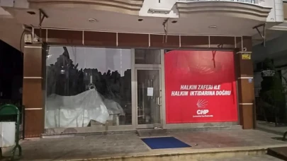 CHP'de Gece Yarısı Tabelası Krizi: İlçe Binasındaki Değişim Dikkat Çekti!