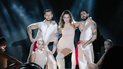 Hadise, Girne Rocks Hotel'de sahne alarak Burcu Sedef'in tasarladığı kostümüyle izleyicilerini etkiledi!