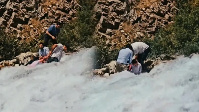Van'da yürekleri ağza getiren olay: Şelaleye düşen çocuğu halk son anda böyle kurtardı