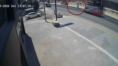 Mersin'de Trafik Kazası: Kamyonet Genç Kızı Ağır Yaraladı