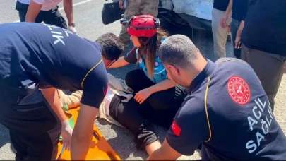 Otomobil Minibüse Arkadan Çarptı: 12 Kişi Yaralandı!