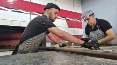 36 Yıldır 300 Derecelik Fırında Usta Şeflik Yapan Sivrihisarlı Fırıncı: Geleneksel Lezzetler Sıcak Çıkıyor!