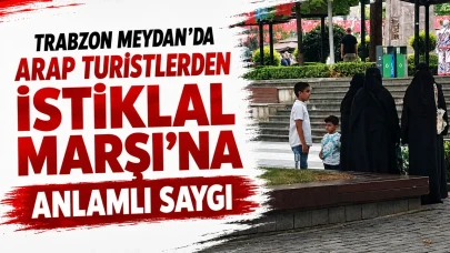 Arap Turistler, Trabzon Meydanı'nda İstiklal Marşı'na Duygusal Saygı Gösterdi
