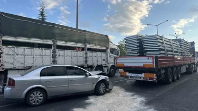 Uşak'ta Trafik Kazası: Otomobil Tıra Arkadan Çarpınca Dört Kişi Yaralandı