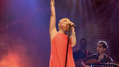 Ziynet Sali, Kıbrıs'taki konserinde ailesinin göç hikayesini paylaşarak duygusal anlar yaşattı.