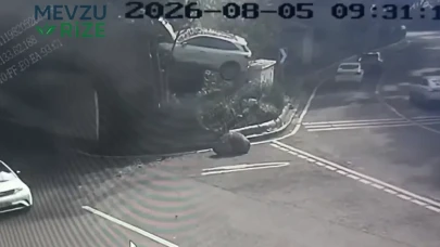 SUV Aracın Kaldırıma Çarpması Sonucu Ağaç ve Trafo Arasında Sıkıştı