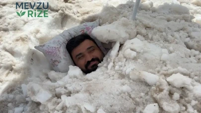 Aşırı Sıcaktan Kaçan Vatandaş, Serinlemek İçin Kar Yığınlarına Saklandı!