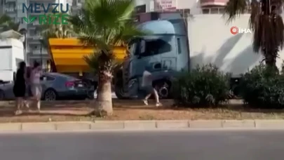 Mersin'de Tır ve Otomobil Sürücüsü Arasındaki Gergin Anlar Güvenlik Kameralarına Yansıdı