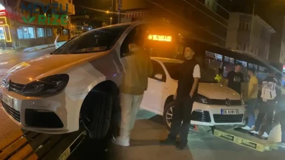 Otomobil Mantar Dubanın Üstünde Asılı Kaldı, Çevredekiler Harekete Geçti!