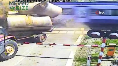Polonya'da Trenin Saman Yüklü Traktöre Çarpması Sonucu Kazada Korkutan Anlar