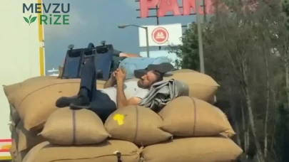 Sakarya'da Kamyonet Üzerinde Dikkat Çeken Tehlikeli Yolculuk!